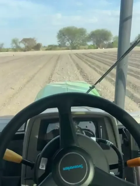 Vista desde la cabina del tractor durante la labor, con el campo al frente